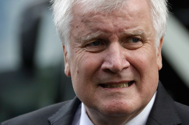 Због неслагања са Меркеловом немачки министар унутрашњих послова понудио оставку