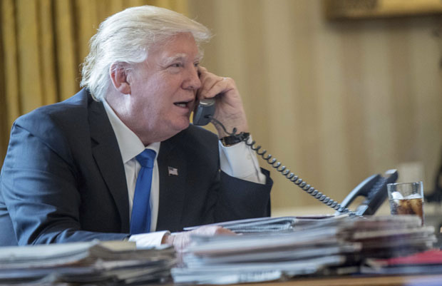 Трамп причао са лажним сенатором - комичарем који муца