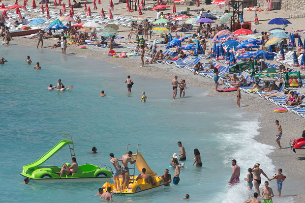 НОВИ ГОСТИ - СТАРИ ПРОБЛЕМИ: Почела главна туристичка сезона на приморју