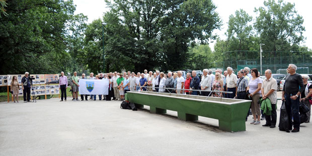 Бригадири отргли насип од мочваре