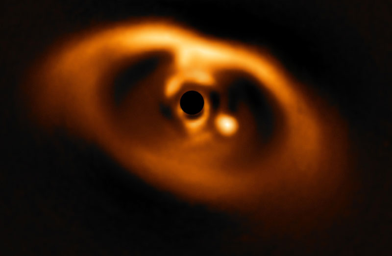 Астрономи направили прву слику планете у настајању