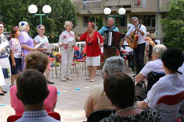 Брига о старим лицима
