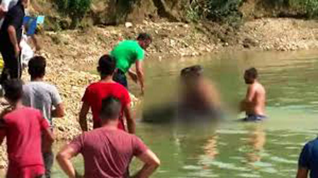 Девојчица се удавила покушавајући да извуче брата и друга (ВИДЕО)