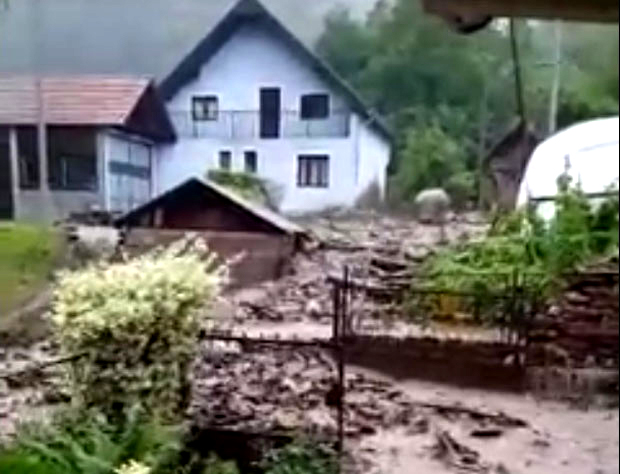 НЕВРЕМЕ У ЈОШАНИЧКОЈ БАЊИ: Уништена дворишта, вода прелази и пола метра (ВИДЕО)