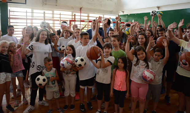 Школе на КиМ добиле вредну спортску опрему (ФОТО)