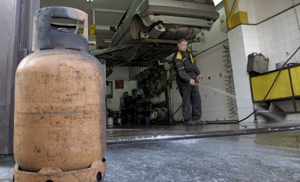 ЕКСПЛОЗИЈА У НОВОМ САДУ: Покушао да скине вентил са плинске боце