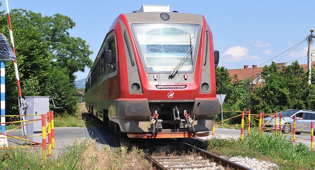 Воз ударио девојку, ампутиране јој обе ноге