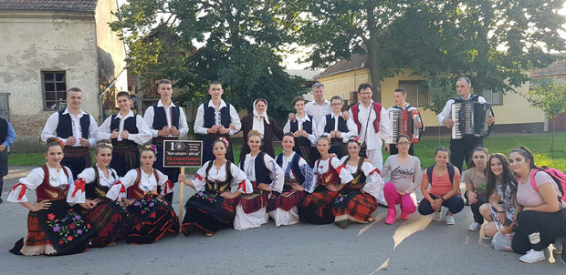 Граховљани играли у позајмљеној ношњи