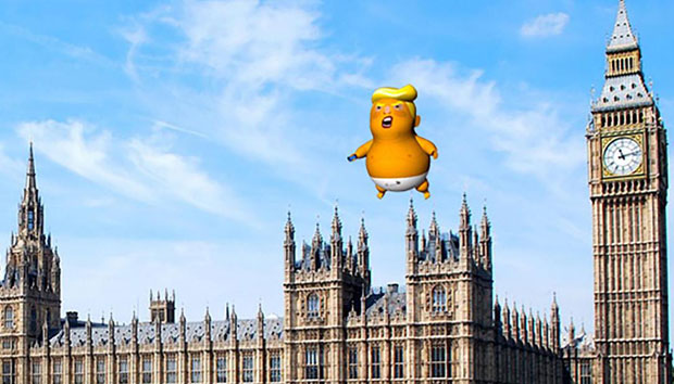 Балон с ликом љутите бебе-Трампа летеће изнад Лондона