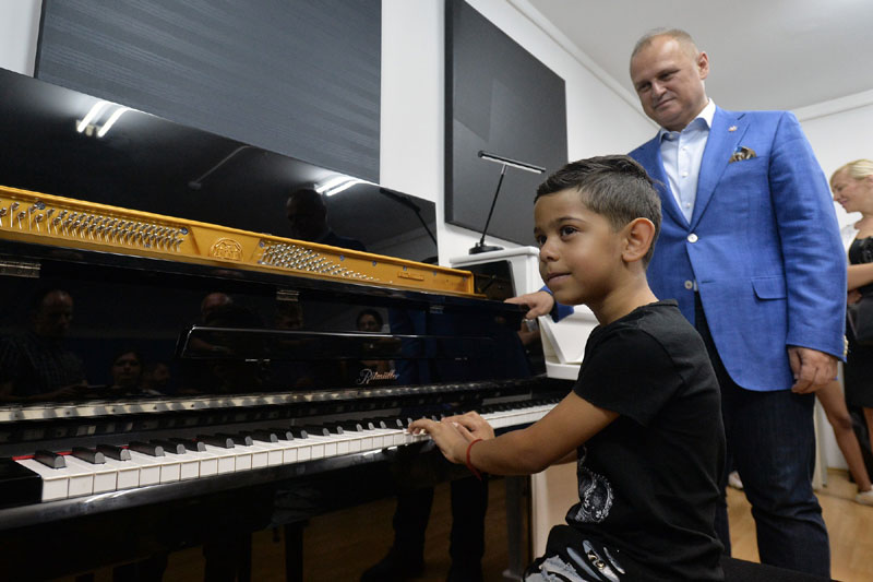 Весић малом Љуби поклонио клавир
