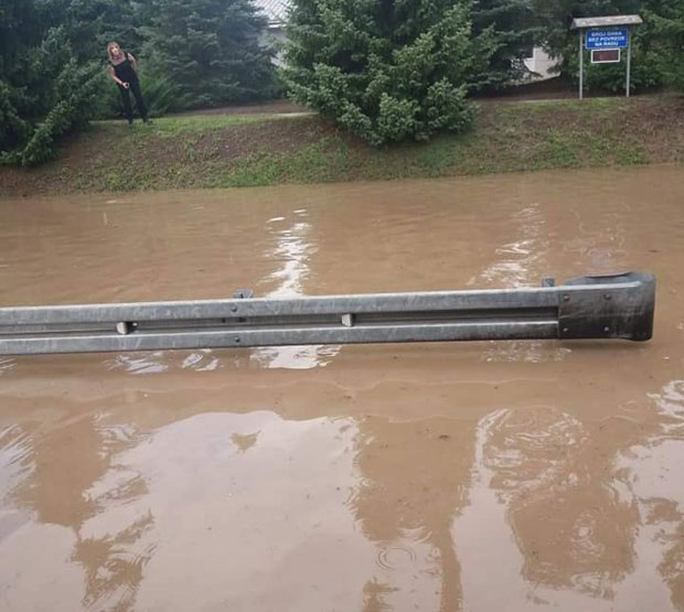 ПОТОП У КОСЈЕРИЋУ:  У Београду се очекује и до 60 литара кише по метру квадратном, ванредно у Ивањици! (ВИДЕО/ФОТО)