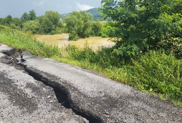 У околини Горњег Милановца одсечено 20 домаћинстава, ванредна ситуација у седам општина (ВИДЕО)