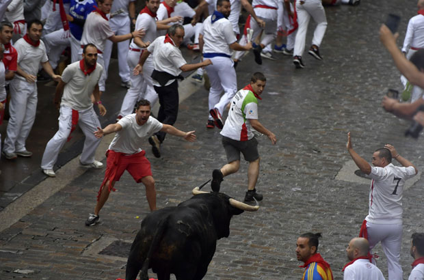 Трка с биковима у Памплони, пет особа повређено (ФОТО+ВИДЕО)