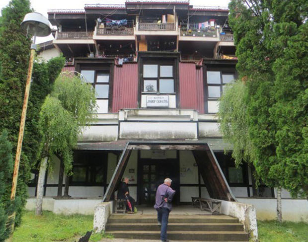 ПОСЛЕ ВИШЕ ОД МЕСЕЦ ДАНА: Колективни центри на Брезовици добили струју