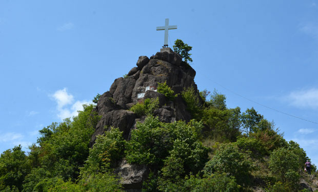 НА БРДУ ЗВЕЧАН ПОДИГНУТ ЧАСНИ КРСТ: Наше оружје, сила и спасење (ФОТО)
