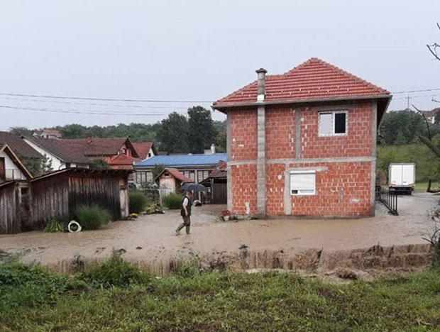 Бујица одсекла села, војска стигла у помоћ