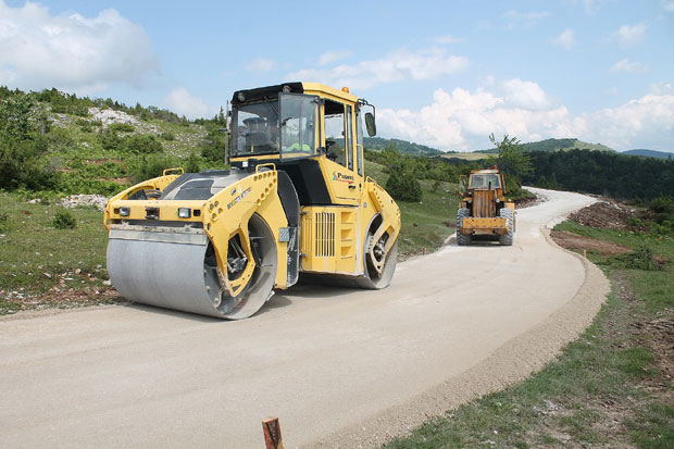 Стиже асфалт на стару границу