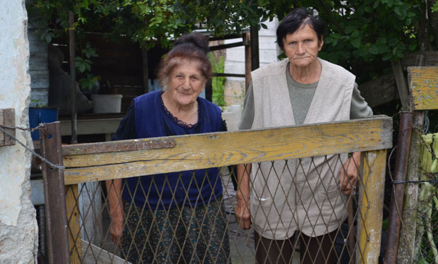 Две баке  живот деле у пустом насељу