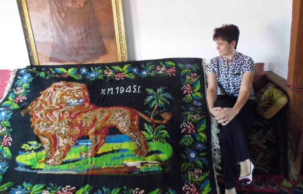 И лав украс на пиротском ћилиму
