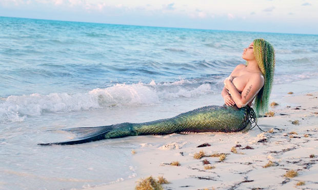 Ники Минаж као секси морска сирена