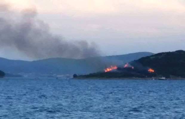 Навијачи Хрватске запалили познато острво Галешњак