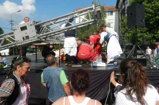 ПОСЛЕ НЕСРЕЋЕ НА ФЕСТИВАЛУ У ЗРЕЊАНИНУ: Новинарка се опоравља, кривица се још утврђује