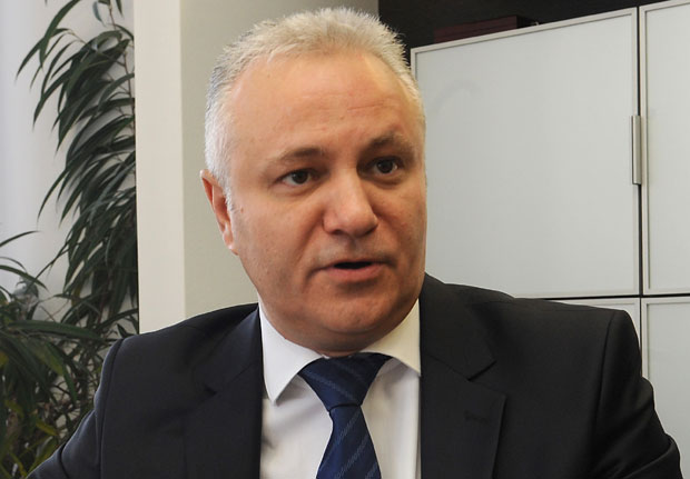 НОВИ САВЕТНИК: Динкић помаже Милу Ђукановићу?