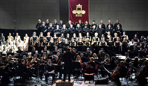 Гласном музиком против хора