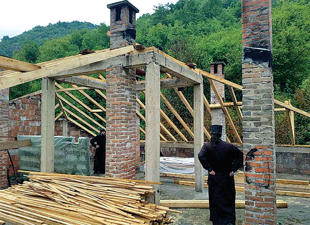 ОБНОВА МАНАСТИРА СТРАДАЛОГ У ПОЖАРУ: Конак у Кацапуну добија нови кров