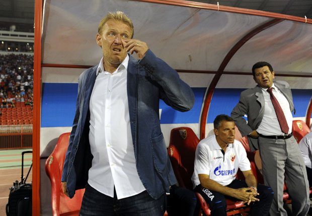 Просинечки запевао познату песму и одушевио навијаче Звезде (ВИДЕО)