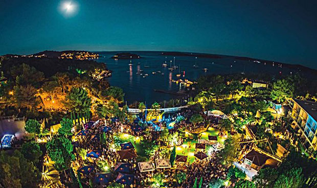 На музичком фестивалу у Сплиту умро младић из САД