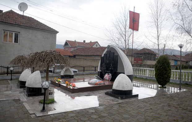 ПРОВОКАЦИЈА ИЗ БУЈАНОВЦА: Албанци неће дозволити рушење споменика терористима