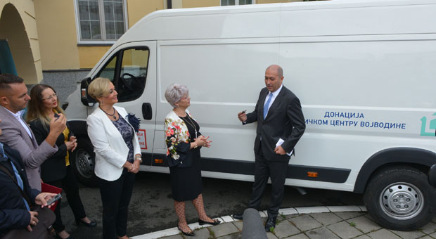 ВРЕДАН ПОКЛОН ОД ДДОР-А: Клиничком центру Војводине стигло још једно санитетско возило