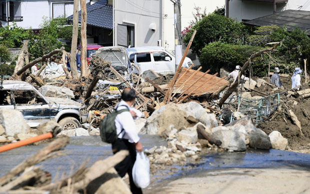 РАСТЕ БРОЈ ЖРТАВА: Катастрофалне поплаве у Јапану однеле 155 живота