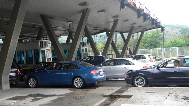 УКОЛИКО СТЕ КРЕНУЛИ НА ОДМОР: На Градини се чека више од два сата, на Хоргошу 60 минута