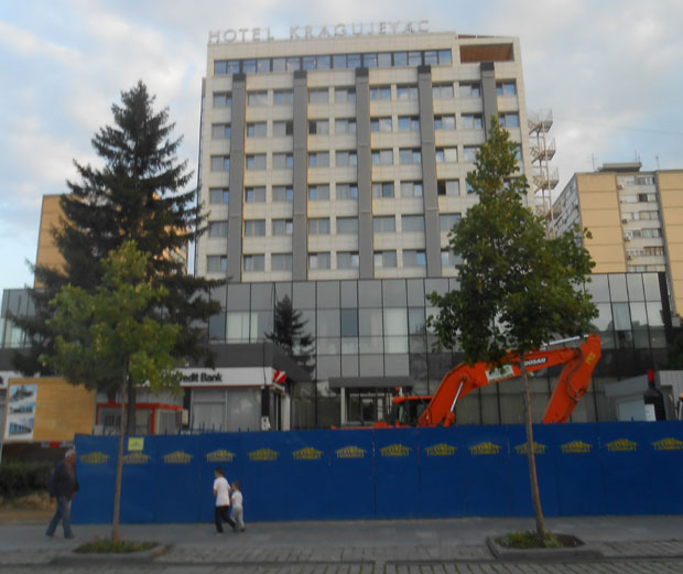 САМОУБИСТВО У КРАГУЈЕВЦУ: Швајцарац скочио са осмог спрата хотела, боловао од рака? 