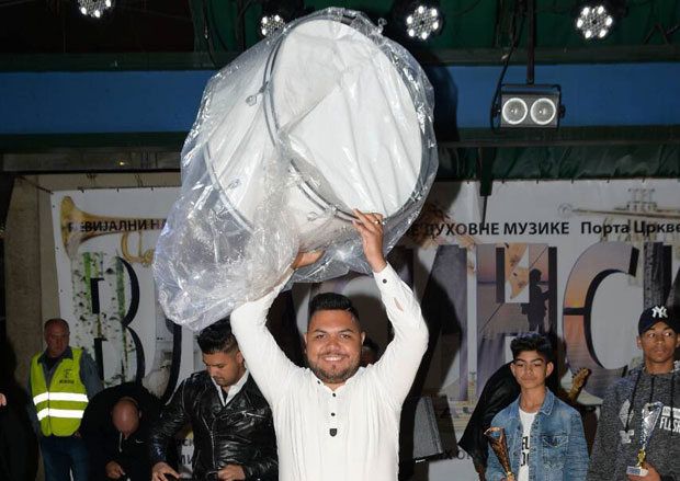 Осам оркестара нишани Гучу