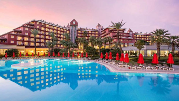 Како вам звучи буђење уз кафу и скок у базен?