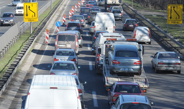 Ланчани судар на аутопуту, две особе повређене