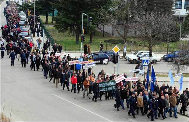КОЛОНА ИЗ ПРОШЛОГ ВЕКА: На отпремнине чека 3.000 радника