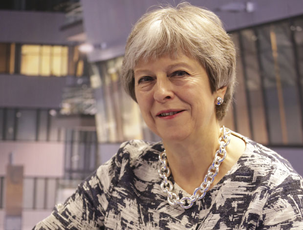 Тереза Меј сматра да би састанак Трамп-Путин могао да смањи тензије