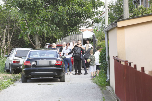 Загрлио је адвоката и рекао - успели смо, код куће му ћерка Јана скочила у наручје (ФОТО+ВИДЕО)
