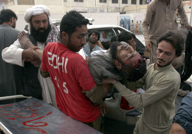 НАПАД У ПАКИСТАНУ: 65 мртвих, повређен и политичар; Исламска држава преузела одговорност (ФОТО)