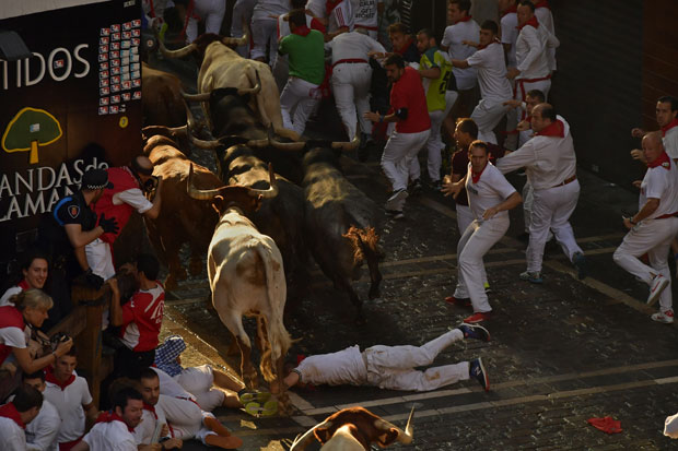 Памплона: Шест особа повређено у најбржој трци бикова (ФОТО)