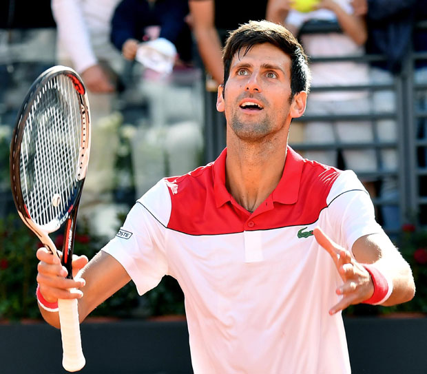 КЛИКЕРИ НА ВИМБЛДОНУ: Ево како се Новак забављао док је чекао меч са Рафом (ВИДЕО)