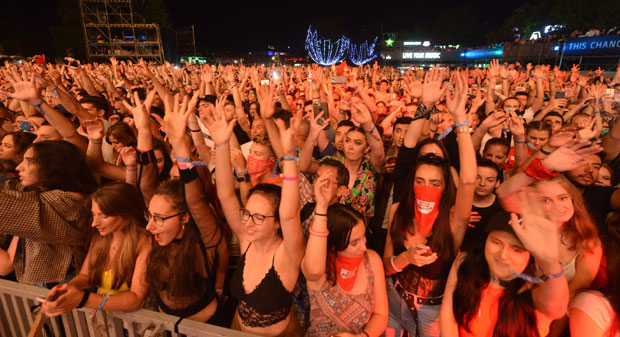 ТРЕЋА НОЋ НА ЕГЗИТУ: Грозница суботње вечери на Петроварадину и легендарна Грејс Џоунс