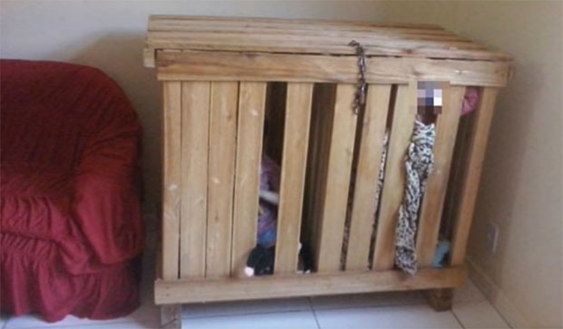 БЛИЗАНЦЕ (3) РОДИТЕЉИ ЗАКЉУЧАЛИ У КАВЕЗ: Полиција провалила, затекла ужасан призор