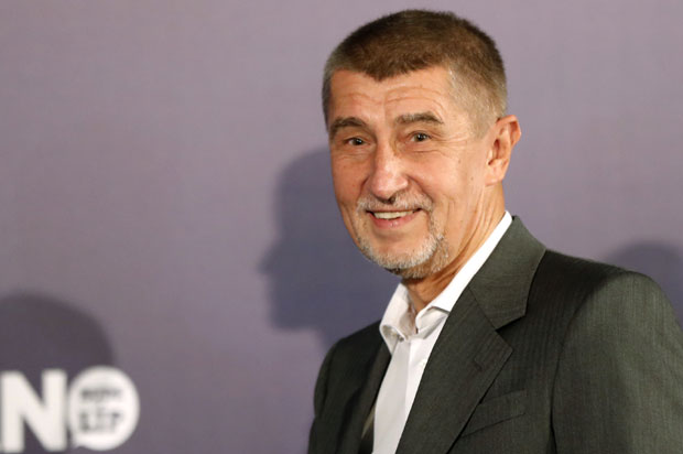 ЧЕШКИ ПРЕМИЈЕР ЛУПИО ШАКОМ ОД СТО: Не прихватамо мигранте, то је пут у пакао

