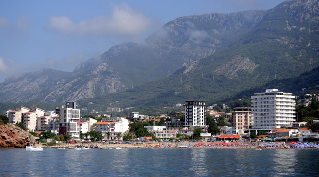 Мач над 20.000 кућа грађана Србије у Црној Гори