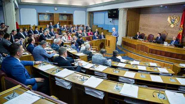 СКУПШТИНА ЦРНЕ ГОРЕ: Посланици напустили партије, а место у клупи не уступају другоме
